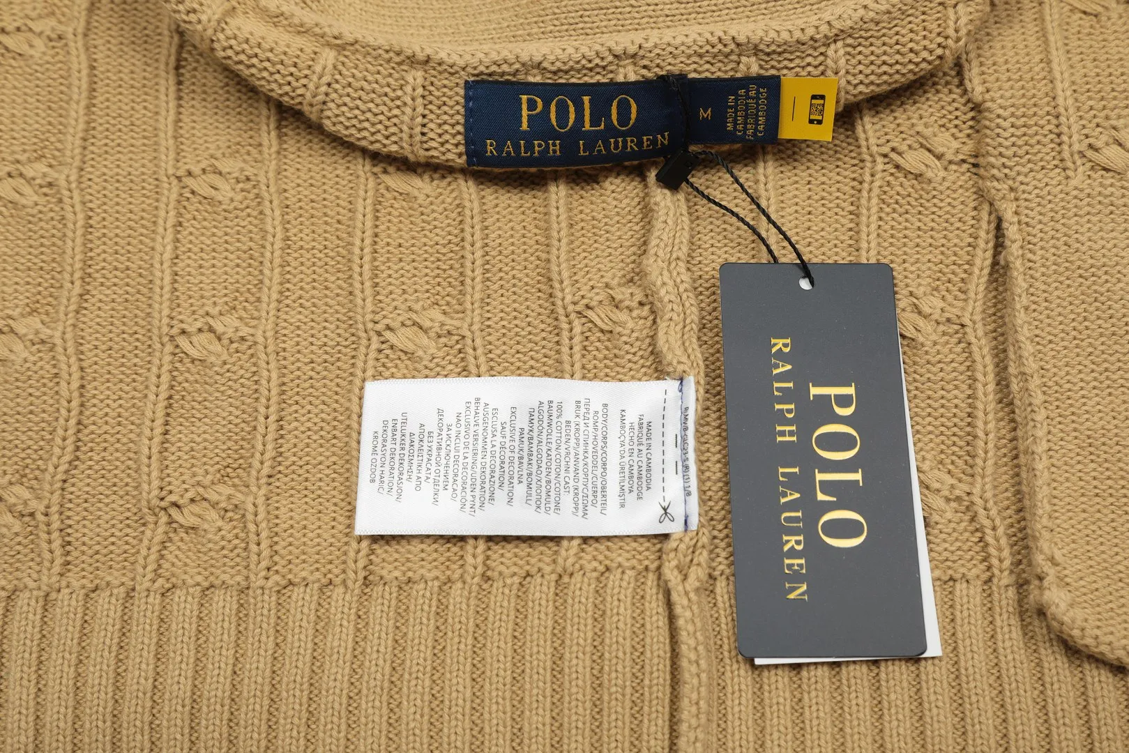 P270 Top quality" Style number: DS013# [Ralph Lauren V-neck solid color pony embroidered logo twist knitted cardigan] ✅Ralph Lauren classic basic versatile all-season couple knitted cardigan jacket ✅Main supplier platform live broadcast Wholesale entities will be replenished if out of stock, will not be removed from the shelves ✅ZP quality 1:1 version Scan the code to enter the GF website Counter quality ✅Detailed quality The only one in Guangzhou Imported quality cotton yarn, focusing on high-end Needless to say, cost-effective and good quality. ✅The version is restored to the original size. The maximum size can be worn up to 200 pounds. Loose, comfortable and stress-free. ✅The upper body is simple and easy to match. A must-have for ootd. Good-looking clothes are never picky. A must-have for men and women with the same style. Recommended for couples. Size: S-XL. Color: black, navy, off-white, gray, light blue, khaki.